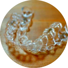 マウスピース型カスタムメイド矯正歯科装置を使う矯正（マウスピース矯正）